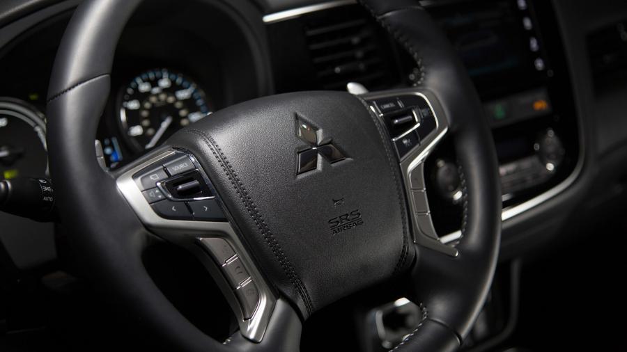 Панель приборов Mitsubishi Outlander PHEV 2017 года  (NA) (фото 52 из 70)